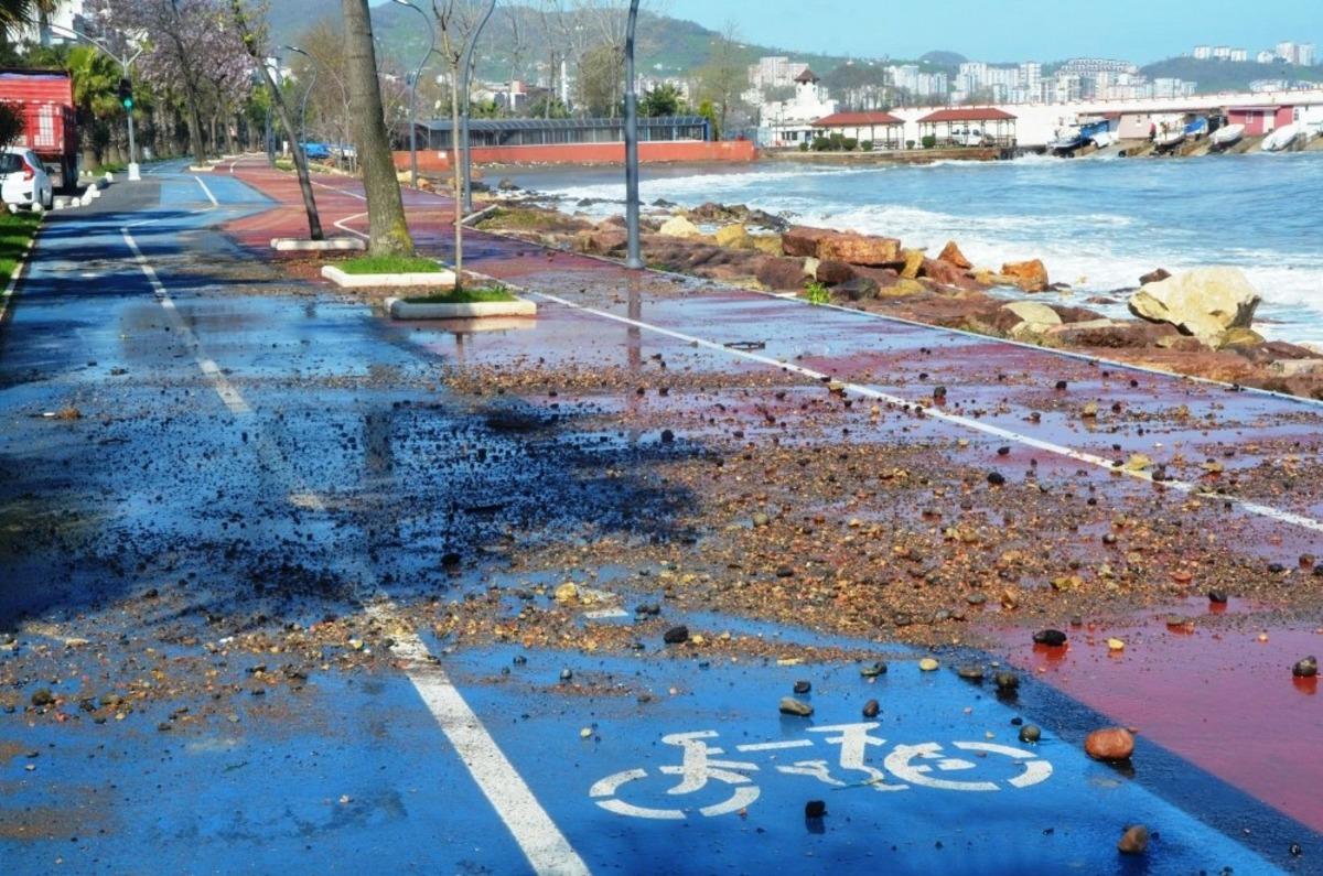 Fatsa&rsquo;da dev dalgalar kara yoluna ulaştı