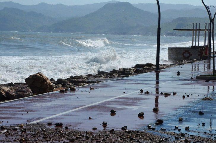 Fatsa’da dev dalgalar kara yoluna ulaştı G3