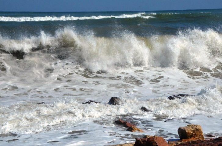 Fatsa’da dev dalgalar kara yoluna ulaştı G4