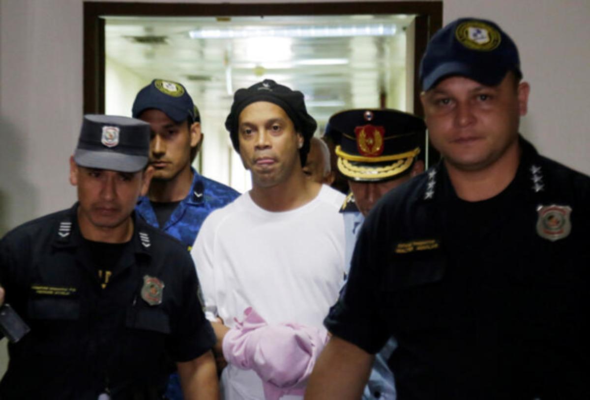 Hapse giren Ronaldinho ilk kez konuştu: Buradan &ccedil;ıkınca ilk işim anneme sarılmak