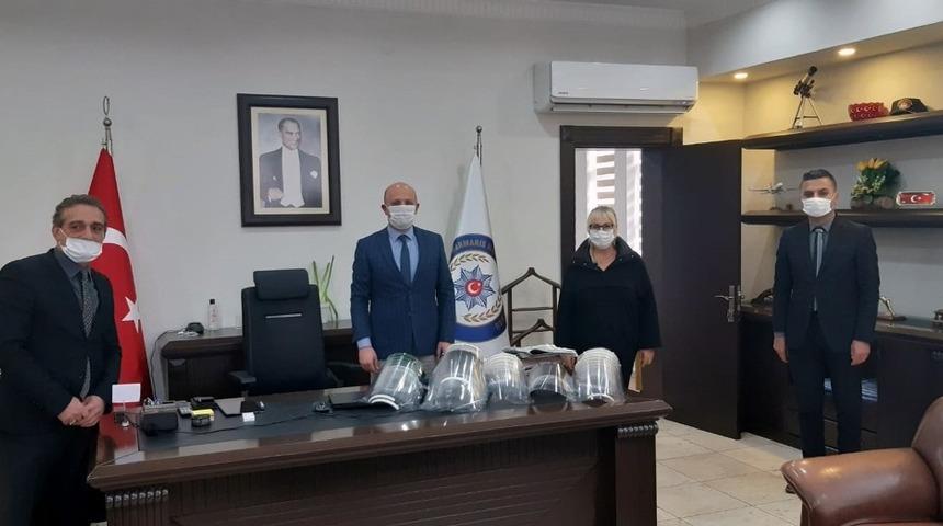 Polise &ccedil;i&ccedil;ek yerine koruyucu maske