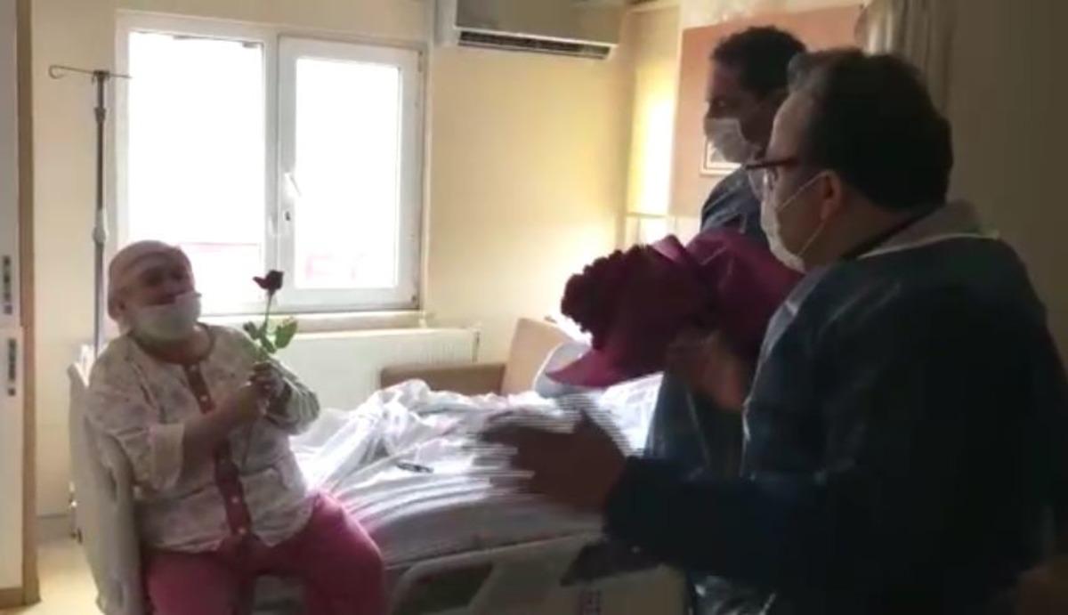 Koronavir&uuml;s testleri pozitif &ccedil;ıkmıştı! &Ccedil;i&ccedil;ek ve alkışlarla taburcu edildiler