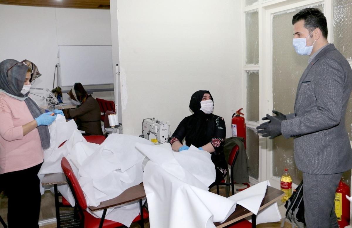 Yenişehir Belediyesinden vatandaşlara &uuml;cretsiz maske ve tulum