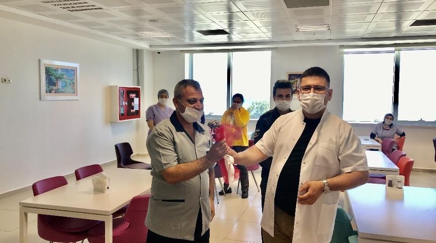 Finike Devlet Hastanesinde sağlık &ccedil;alışanlarından temizlik personeline s&uuml;rpriz