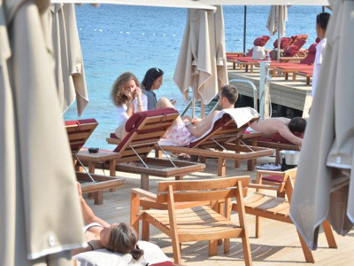 Zehra Çilingiroğlu arkadaşlarıyla tatilde G1