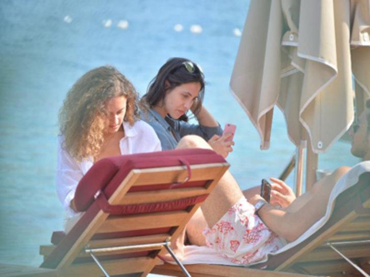 Zehra Çilingiroğlu arkadaşlarıyla tatilde G3