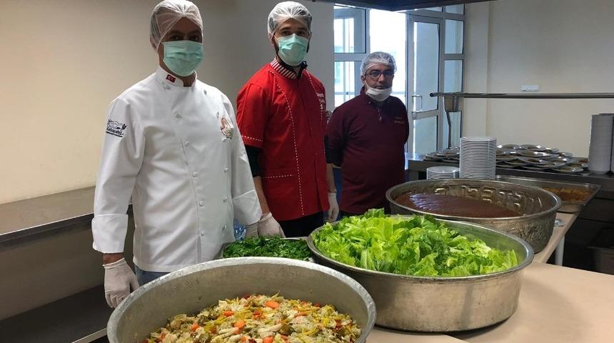 Sağlık &ccedil;alışanlarına &ccedil;iğk&ouml;fte ikram edildi