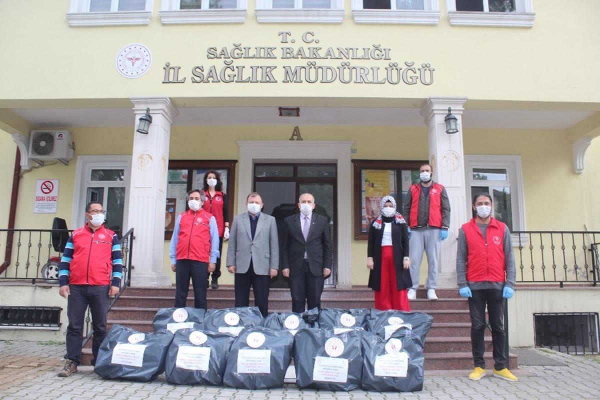 Sağlık &ccedil;alışanları i&ccedil;in &uuml;retilen maskeler teslim edildi