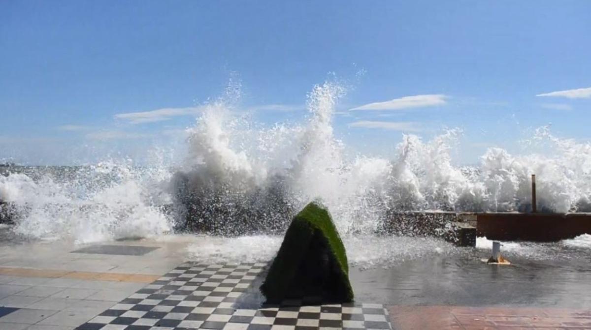 Marmara&rsquo;da hır&ccedil;ın dalgalar: Dev dalgalar 30 metreye ulaştı