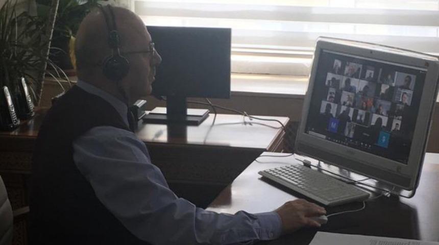 Boz&uuml;y&uuml;k&rsquo;te okul m&uuml;d&uuml;rleriyle online toplantı