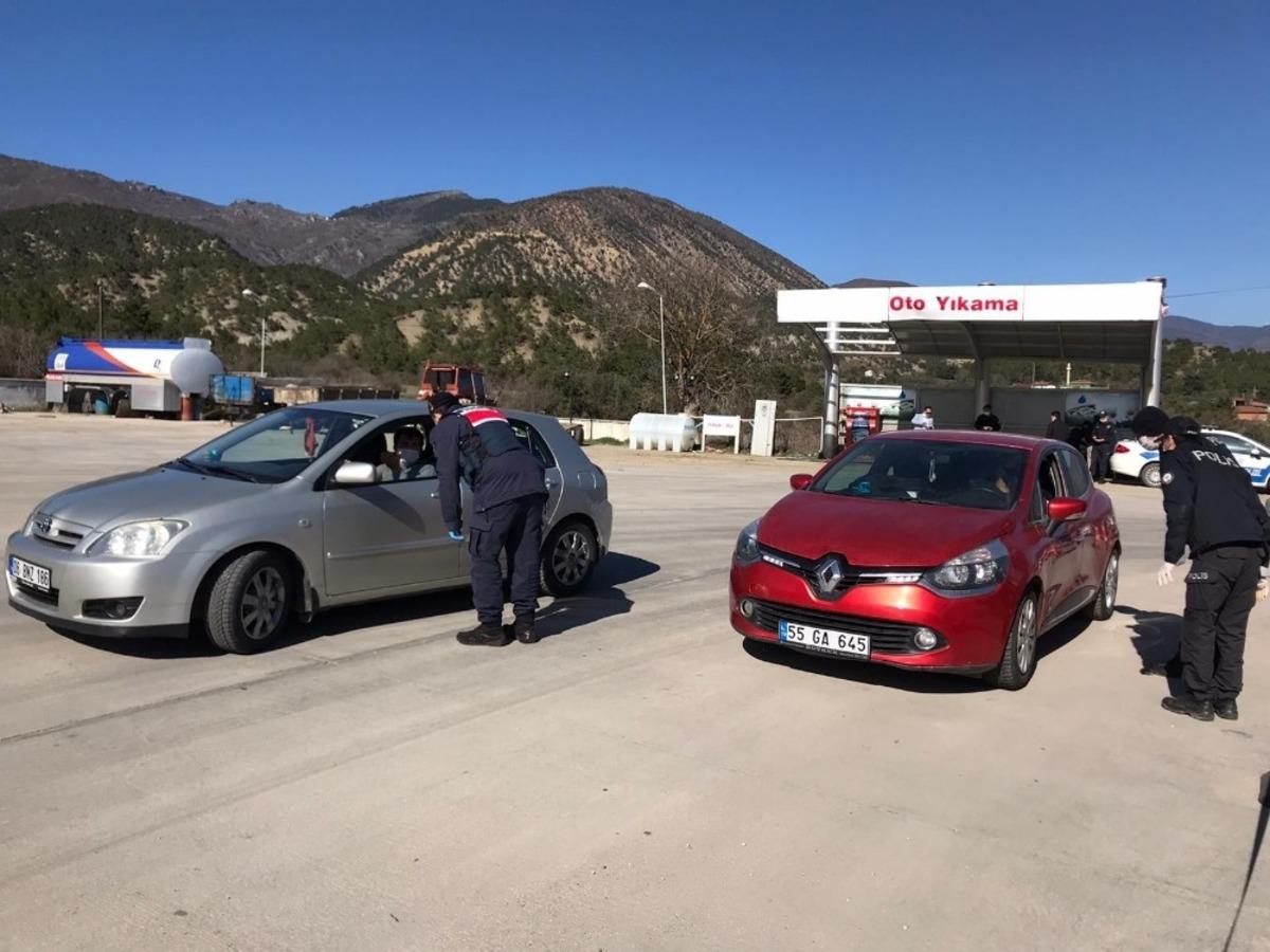Han&ouml;n&uuml;&rsquo;nde jandarma ekipleri yol kontrol&uuml;nde bulunuyor