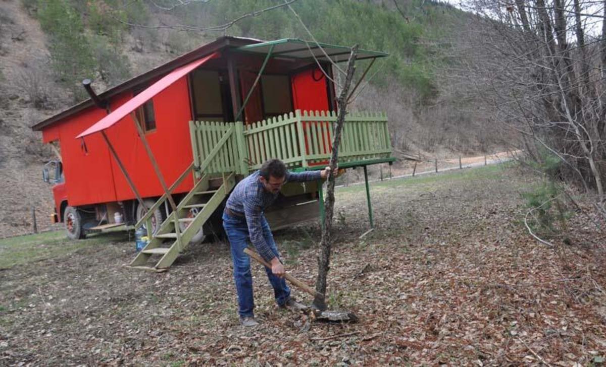 Koronavir&uuml;sten korunmak i&ccedil;in evini ormana taşıdı!