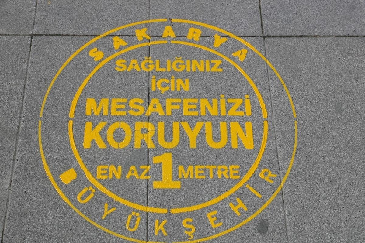 Sakarya B&uuml;y&uuml;kşehir&rsquo;den yollara &ccedil;ıkartmalı sosyal mesafe uyarısı