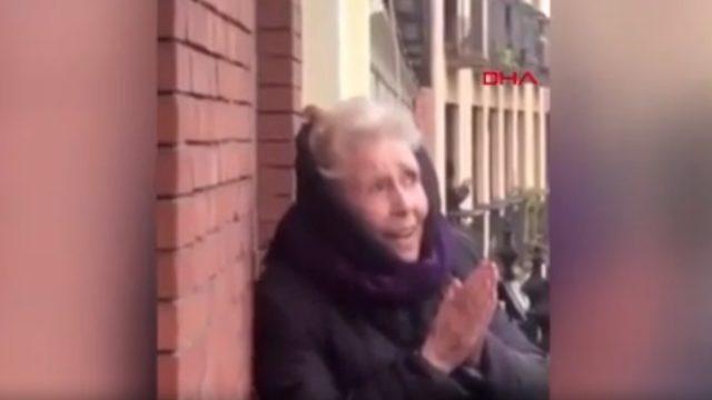 İspanya'da karantinadaki yaşlı kadına doğum günü jesti