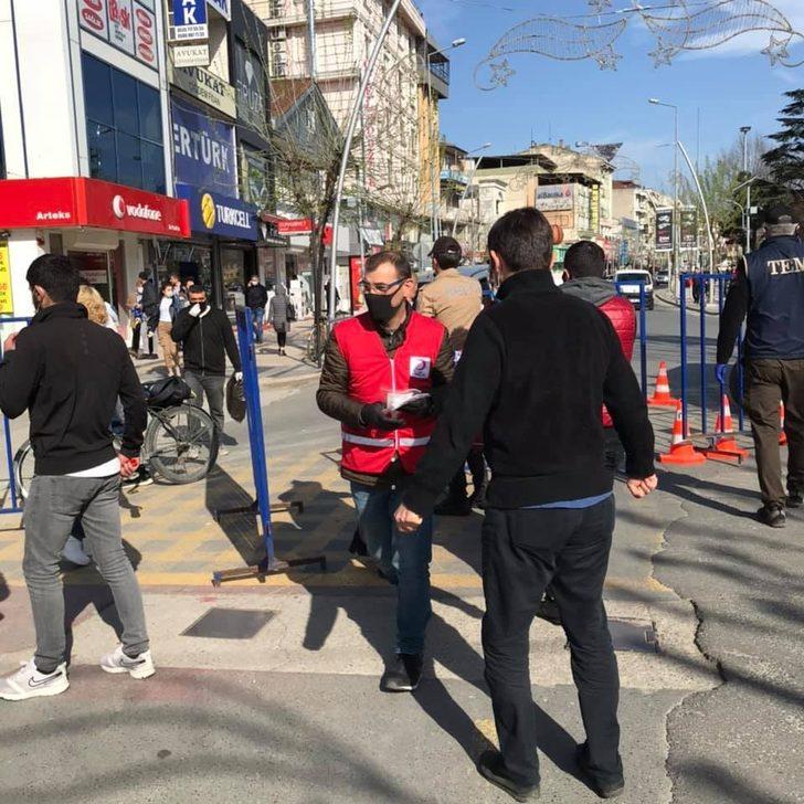 Kızılay vatandaşlara ücretsiz maske dağıtıma başladı G2