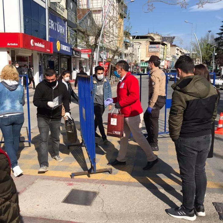 Kızılay vatandaşlara ücretsiz maske dağıtıma başladı G3