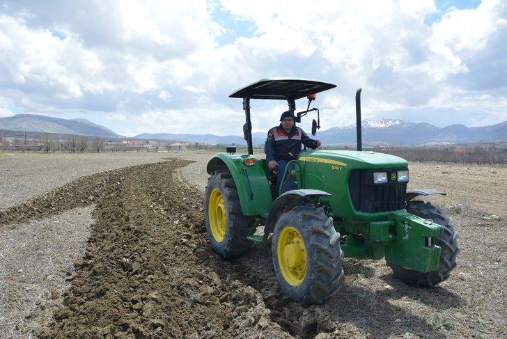 Yaşlı adamın tarlasını jandarma sürdü G1
