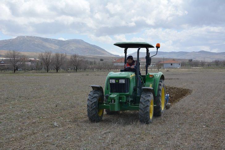 Yaşlı adamın tarlasını jandarma sürdü G2