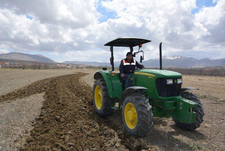Yaşlı adamın tarlasını jandarma sürdü G3