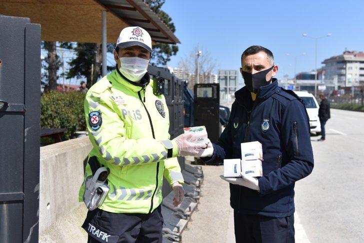 Görev başındaki polis, jandarma ve sağlık çalışanlarına kandil simidi ikram edildi G1