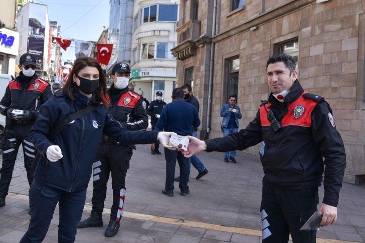 Görev başındaki polis, jandarma ve sağlık çalışanlarına kandil simidi ikram edildi G3