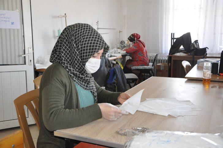 Sorgun’lu gönüllü bayanlar günde 2 bin adet maske üretiyor G3