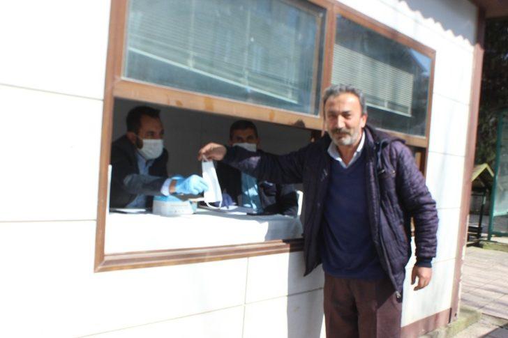 Belediye kendi ürettiği maskeleri ücretsiz dağıtıyor G3