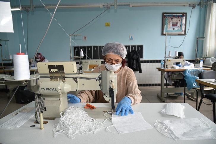 Selçuklu’da gönüllülük esasıyla günde 15 bin tıbbi maske üretiliyor G1