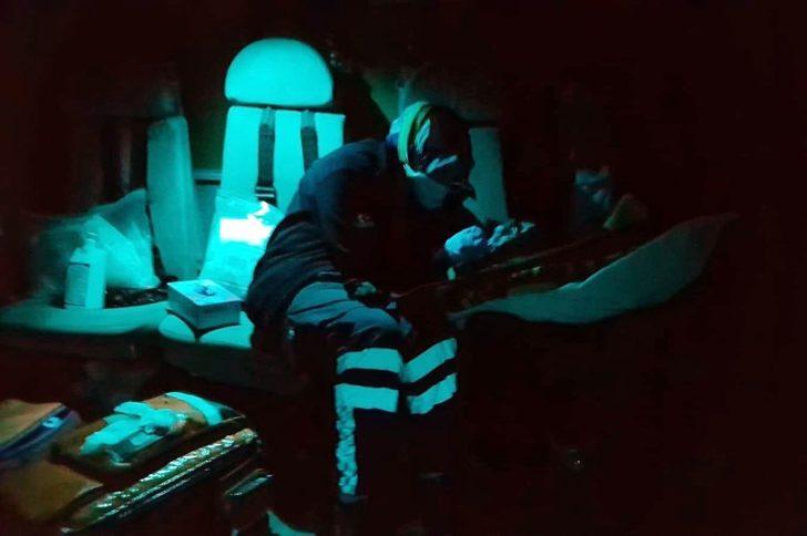Polis helikopteri doğum yapan kanamalı hasta için gece uçtu G3