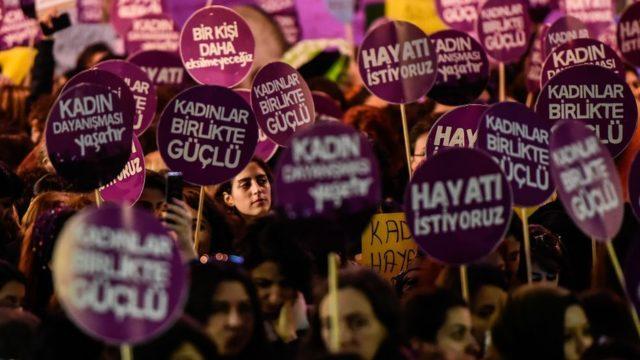 Türkiye'deki kadın örgütleri, evde kalma çağrıları başladığından beri ev içi şiddete dikkat çeken açıklamalar yapıyor