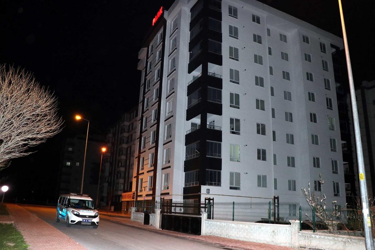 Kayseri'de 8 katlı binaya 'koronavir&uuml;s' karantinası