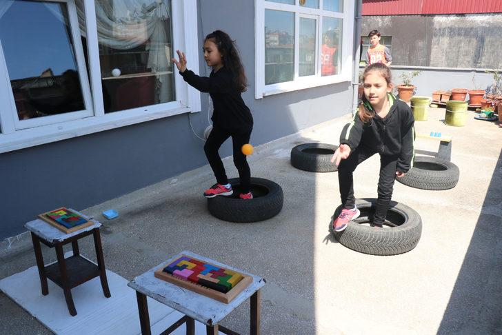 Çocukları dışarı çıkamayınca terasa oyun parkuru kurdular G1