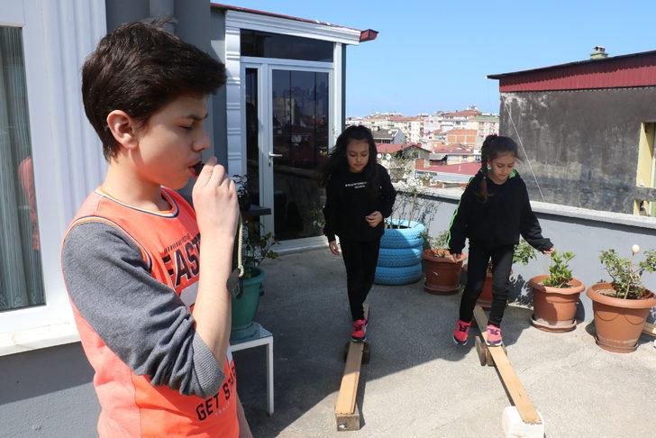 Çocukları dışarı çıkamayınca terasa oyun parkuru kurdular G2