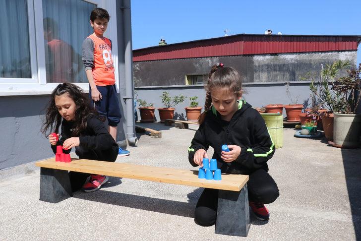 Çocukları dışarı çıkamayınca terasa oyun parkuru kurdular G3