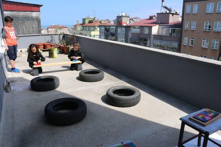 Çocukları dışarı çıkamayınca terasa oyun parkuru kurdular G4