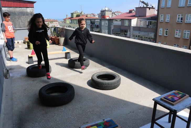 Çocukları dışarı çıkamayınca terasa oyun parkuru kurdular G5