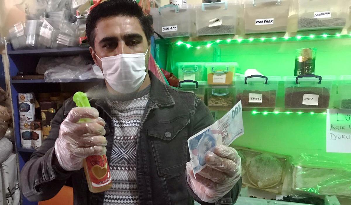 M&uuml;şteriden aldığı paralara sirke ve kolonya ile dezenfekte