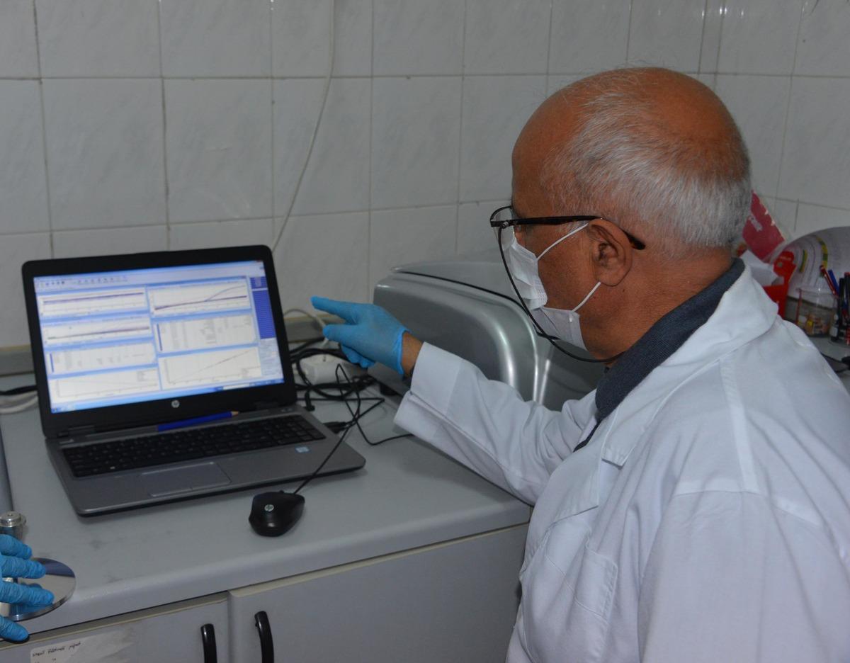 Koronavir&uuml;sle m&uuml;cadelede plazma tedavisi hazır, aşı &ccedil;alışmaları 6 ay s&uuml;recek