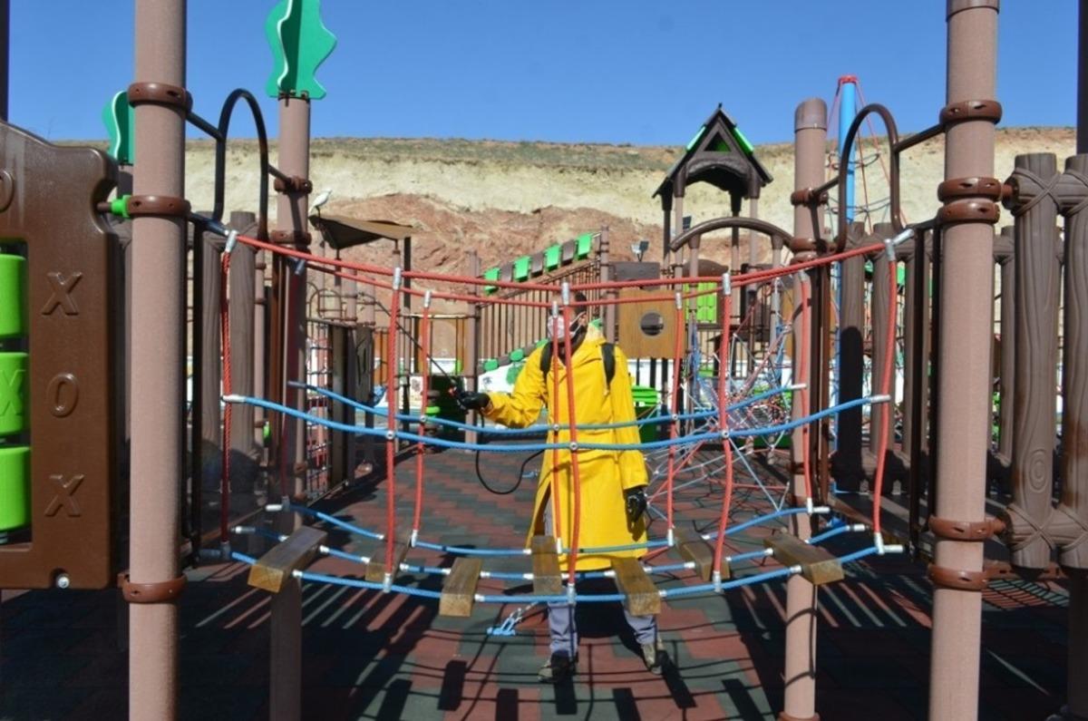 B&uuml;nyan Belediyesi parkları dezenfekte ediyor