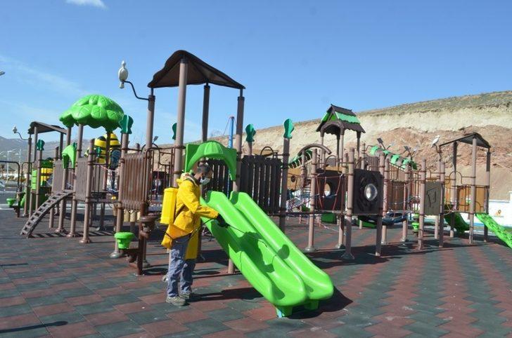 Bünyan Belediyesi parkları dezenfekte ediyor G2