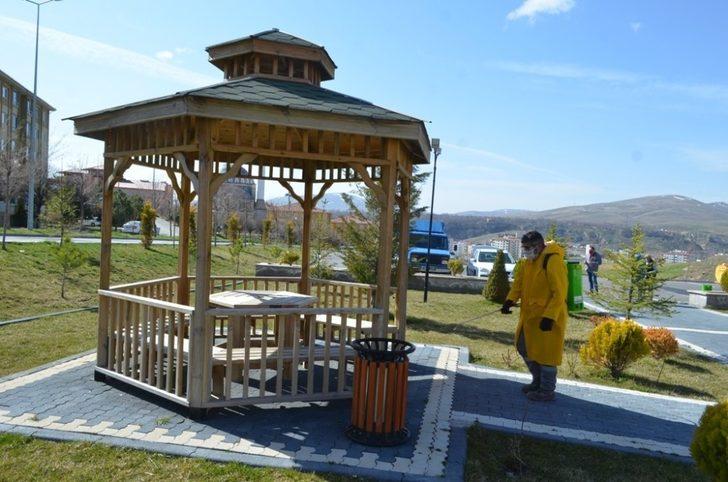 Bünyan Belediyesi parkları dezenfekte ediyor G4