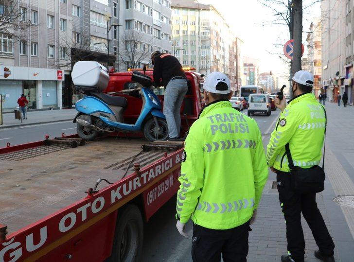 Motosiklet kullanırken yakaladılar! O gence çifte ceza G3