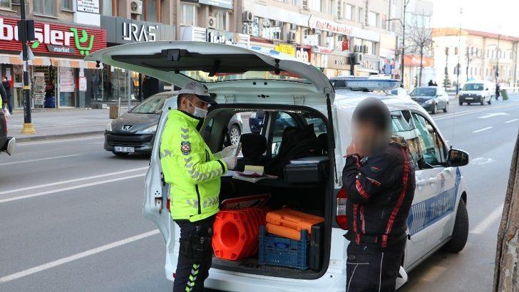 Motosiklet kullanırken yakaladılar! O gence çifte ceza G4