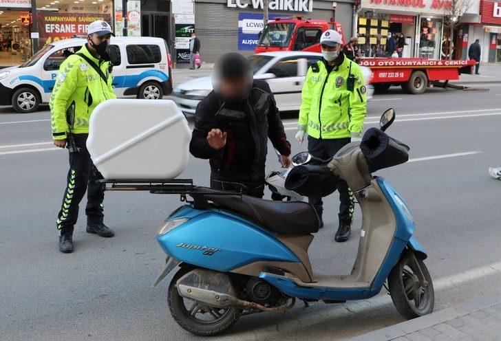 Motosiklet kullanırken yakaladılar! O gence çifte ceza G5