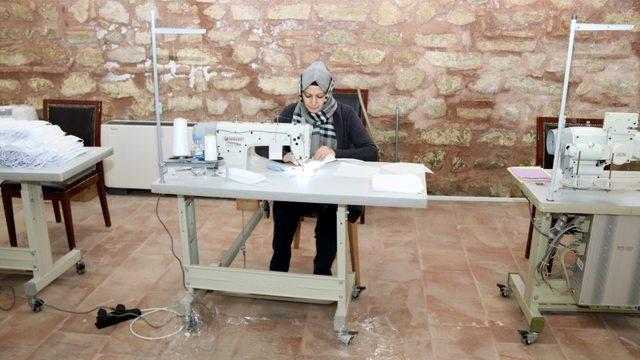 500 yıllık tarihi mekanda maske üretiliyor