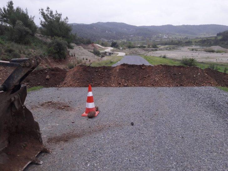 Belde girişini toprakla kapattılar G4