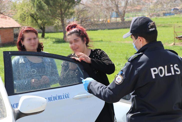 Dışarı çıkıp otostop çekerken polise yakalanan kızdan pişkin sözler G1