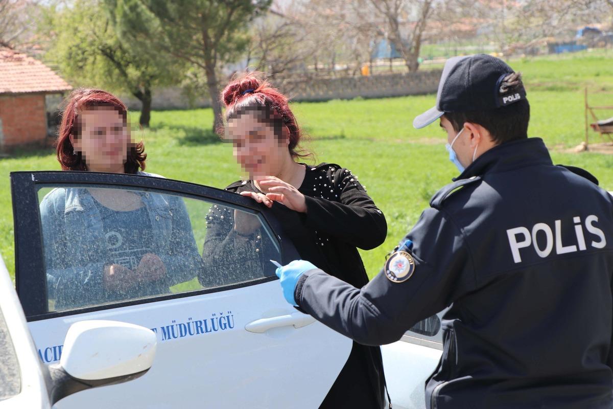 Dışarı &ccedil;ıkıp otostop &ccedil;ekerken polise yakalanan kızdan pişkin s&ouml;zler