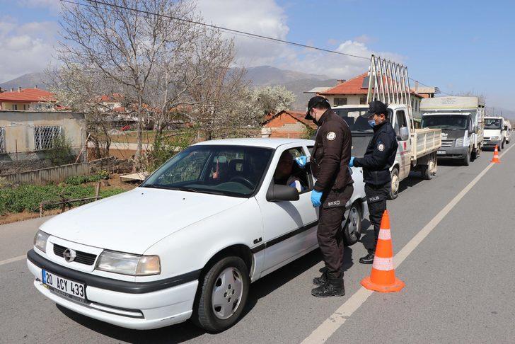 Dışarı çıkıp otostop çekerken polise yakalanan kızdan pişkin sözler G4