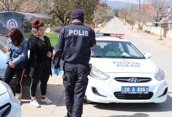 Dışarı çıkıp otostop çekerken polise yakalanan kızdan pişkin sözler G5